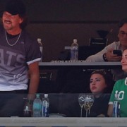 Hidratação com cerveja e camisa do Pelé Eddie Vedder curtiu a Copa do Mundo Hidratação com cerveja e camisa do Pelé Eddie Vedder curtiu a Copa do Mundo