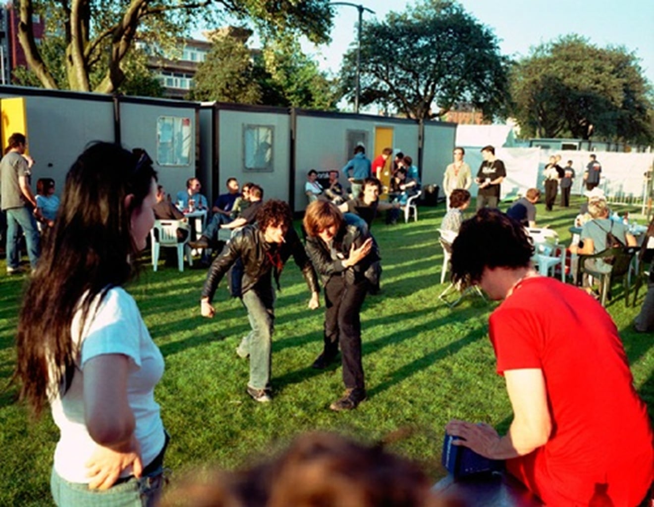 Jack White compartilha foto raríssima com The Strokes e Meg White