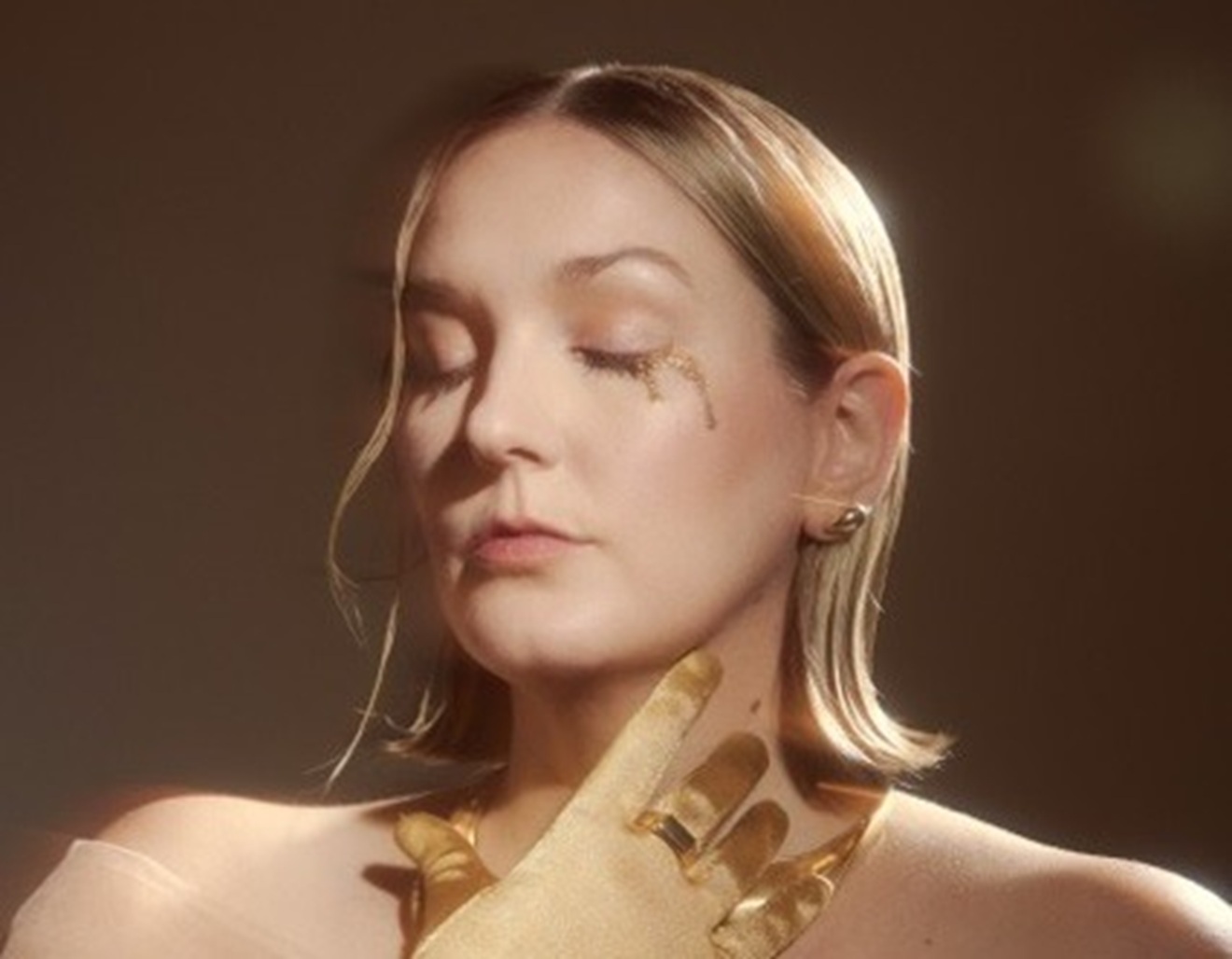 Julie Neff estreia álbum fine. e faz a experiência da dor crônica virar música
