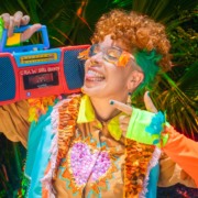 Luana Flores costura memórias e futurismo no disco de estreia Cria do Sol Quente