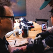 Mark Hoppus faz tatuagem em lenda do Hardcore e ganha elogios Mark Hoppus faz tatuagem em lenda do Hardcore e ganha elogios