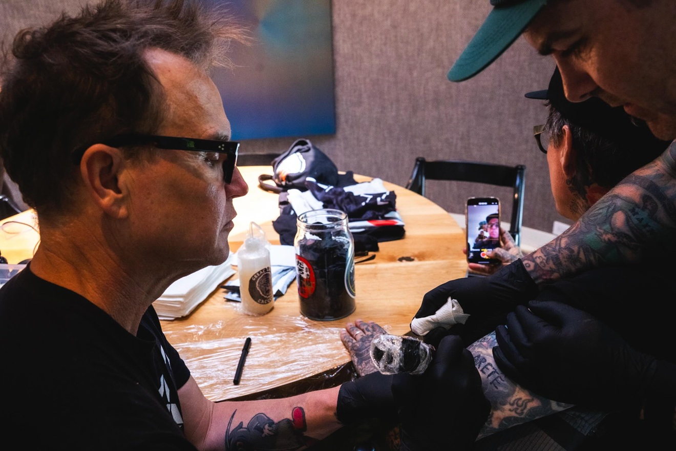 Mark Hoppus faz tatuagem em lenda do Hardcore e ganha elogios