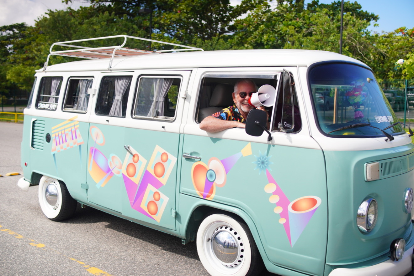 Nelson Motta usa kombi para divulgar atrações do festival Doce Maravilha