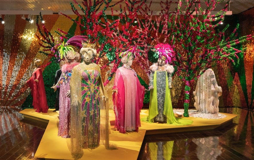 Mostra em SP reúne figurinos icônicos de Alcione