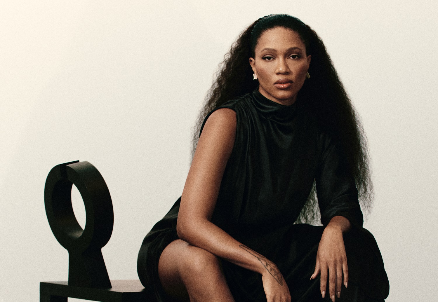 Luedji Luna assume o controle da sua própria arte com seu novo projeto acústico