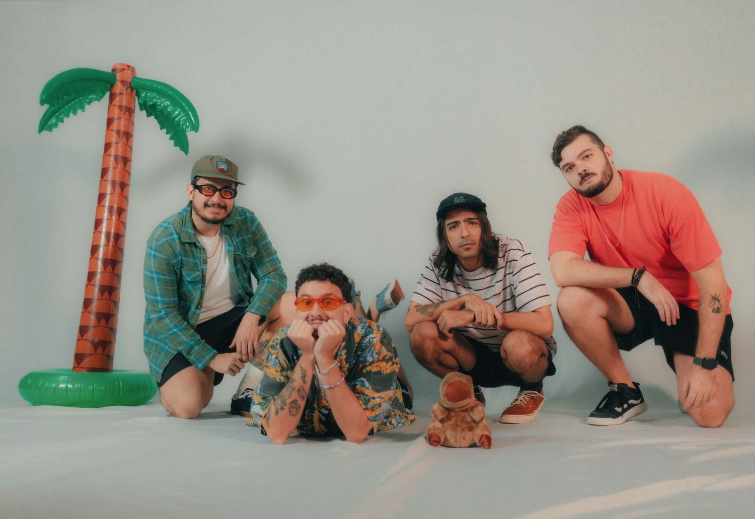 Melton Sello resgata a essência do Pop Punk dos Anos 2000 em seu disco de estreia; ouça 