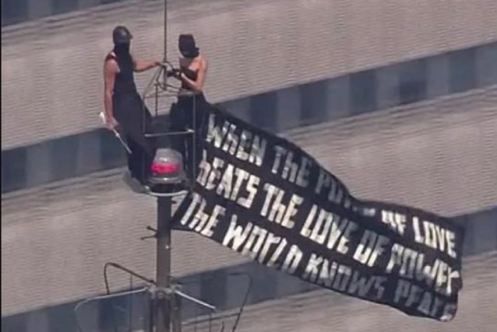 Frase exibida em faixa no Empire State é de ícone do Rock; saiba quem