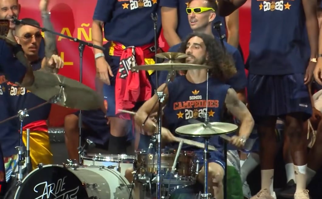 Vídeo: na bateria, Cucurella anima torcedores em festa do título da Espanha