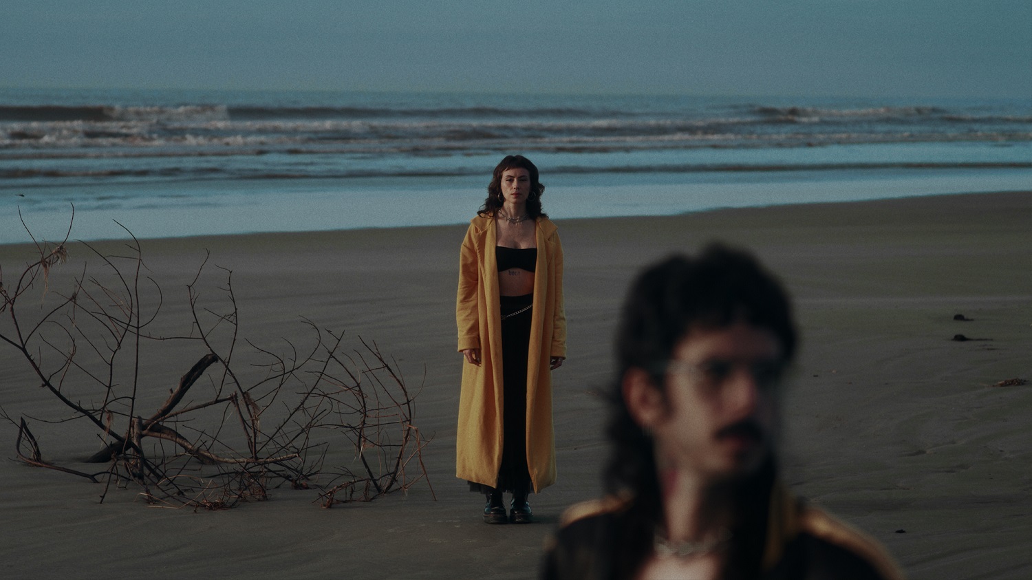 Duo triste transmite sensação de afastamento e permanência do single 