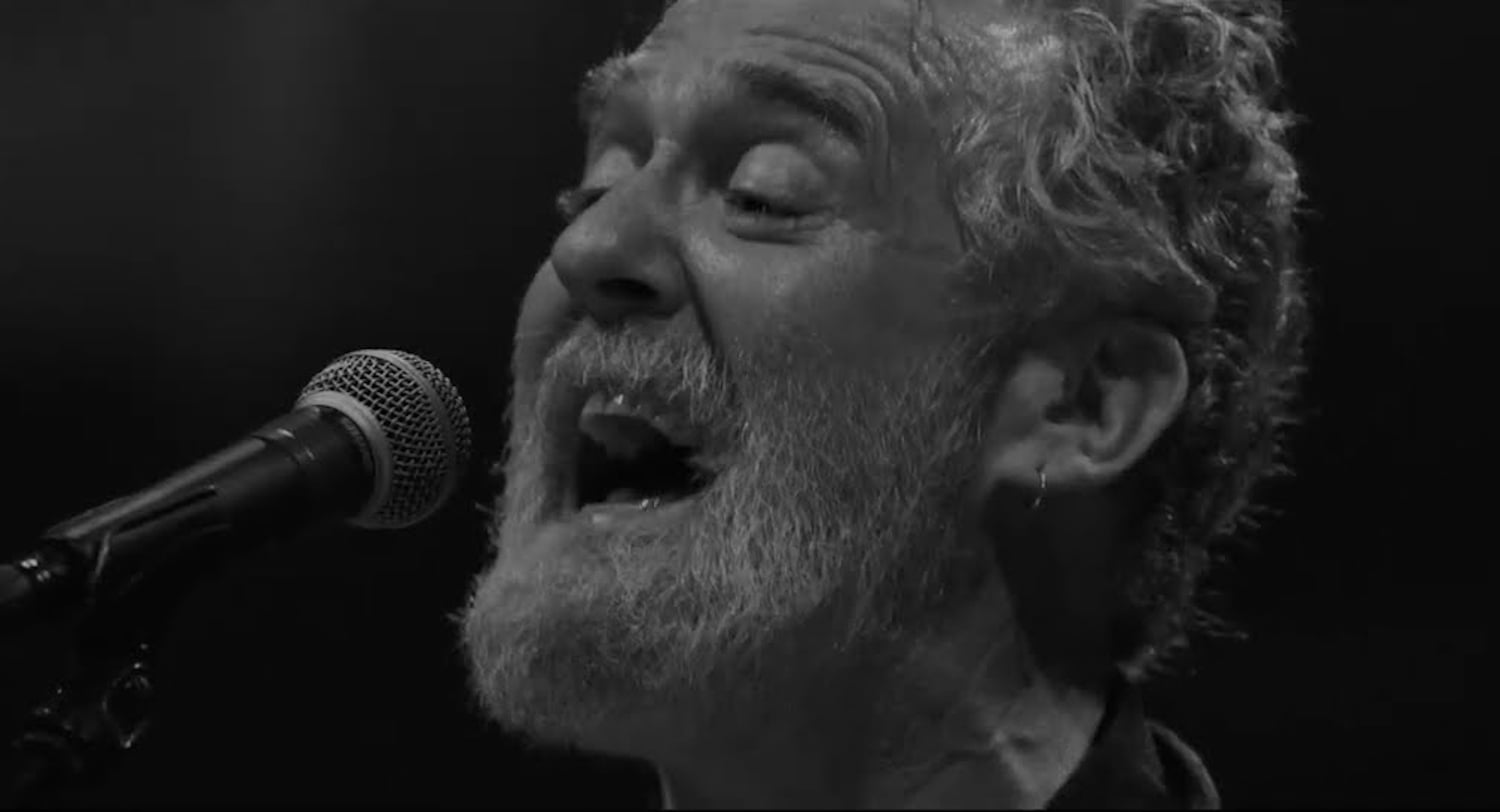 Glen Hansard cantando no palco