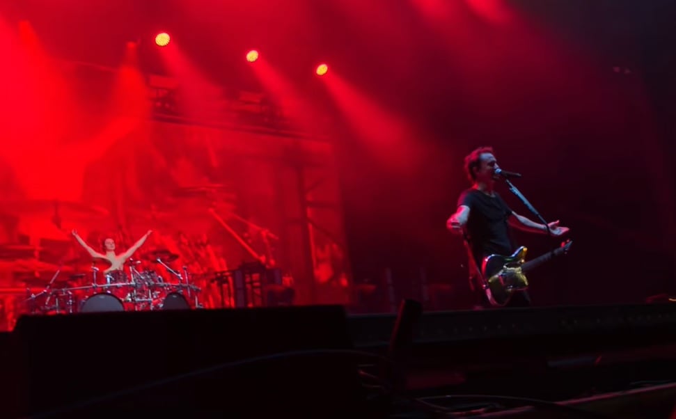Joe Duplantier celebra Luigi Paraventi em show do Gojira: