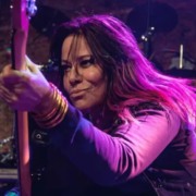 Lenda do Grunge, baixista do L7 pede ajuda para pagar tratamento Lenda do Grunge, baixista do L7 pede ajuda para pagar tratamento