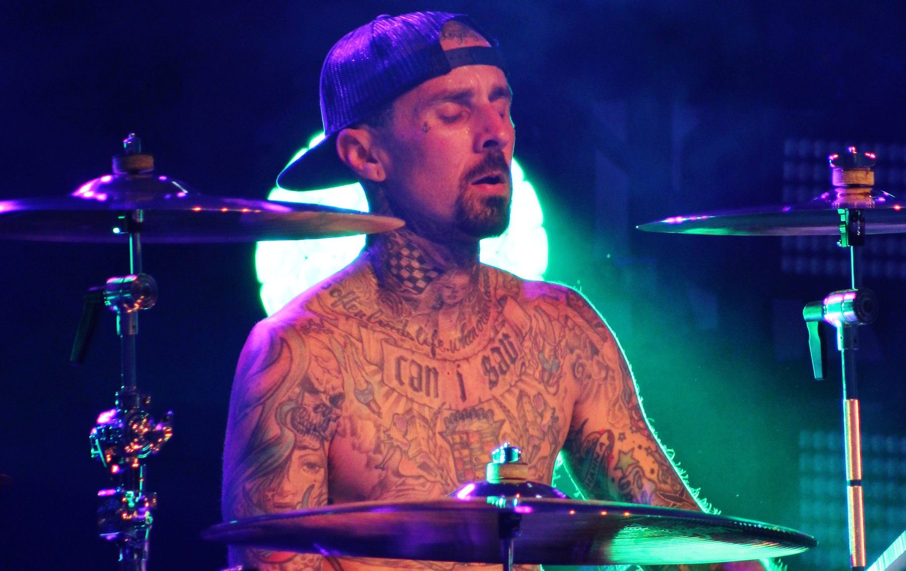 Travis Barker tocando bateria em 2016