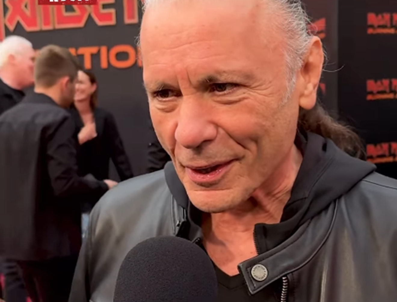 Bruce Dickinson se diverte ao rever entrevistas antigas do Iron Maiden