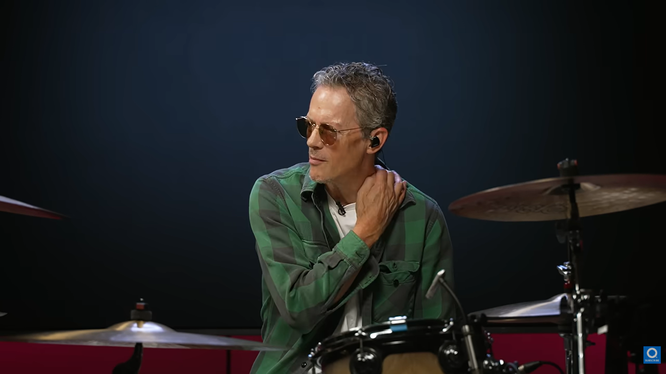 Primeiro baterista do Pearl Jam volta aos holofotes em meio a mistério sobre substituto de Matt Cameron