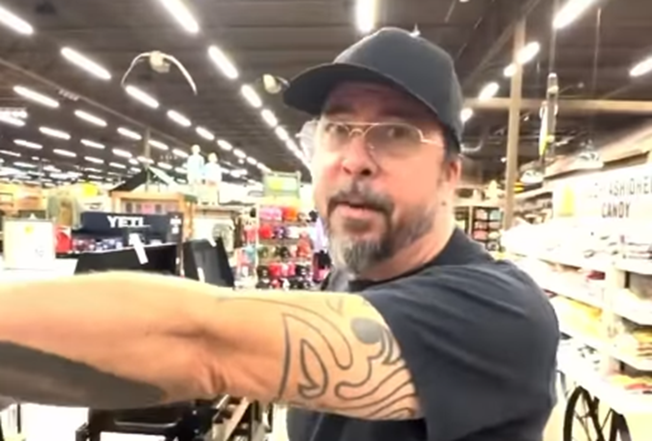 Josh Homme leva Dave Grohl em loja de pesca pela primeira vez em vídeo hilário
