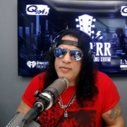 Slash destaca facilidade para novos guitarristas e revela influências de Hendrix e Gilmour
