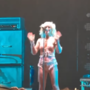 Amy, do Amyl And The Sniffers, se emociona ao celebrar Dolly Parton
