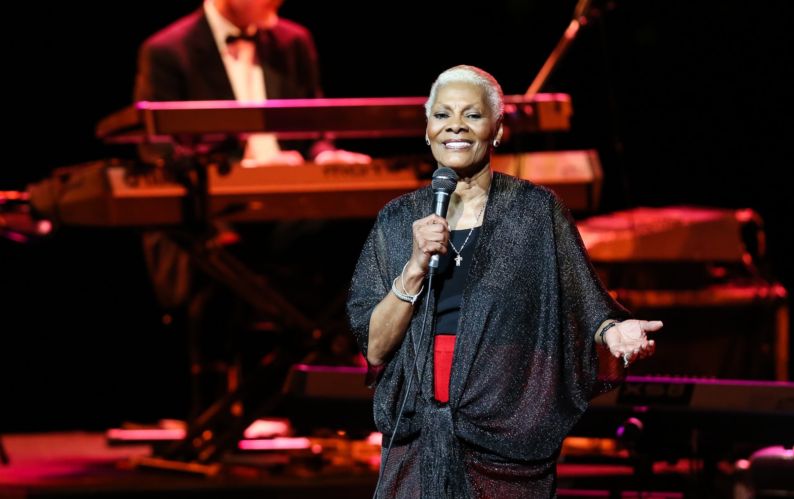 Dionne Warwick faz últimos shows no Brasil e diz que sente falta de Gal Costa: “Sinto muita saudade dela”