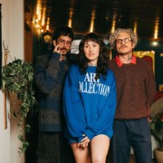 Duo triste lança “Secret Intentions” com clipe em plano-sequência sobre desencontros