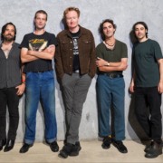 Conan O’Brien estreia banda de covers e resgata clássicos pouco óbvios aos 63 anos
