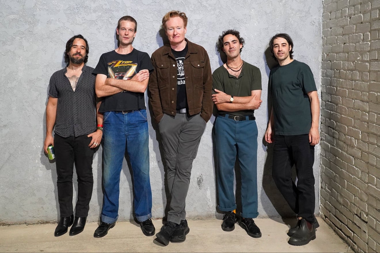 Conan O’Brien estreia banda de covers e resgata clássicos pouco óbvios aos 63 anos