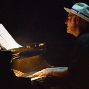Ludovico Einaudi anuncia segundo show no Brasil após ingressos esgotados Ludovico Einaudi anuncia segundo show no Brasil após ingressos esgotados