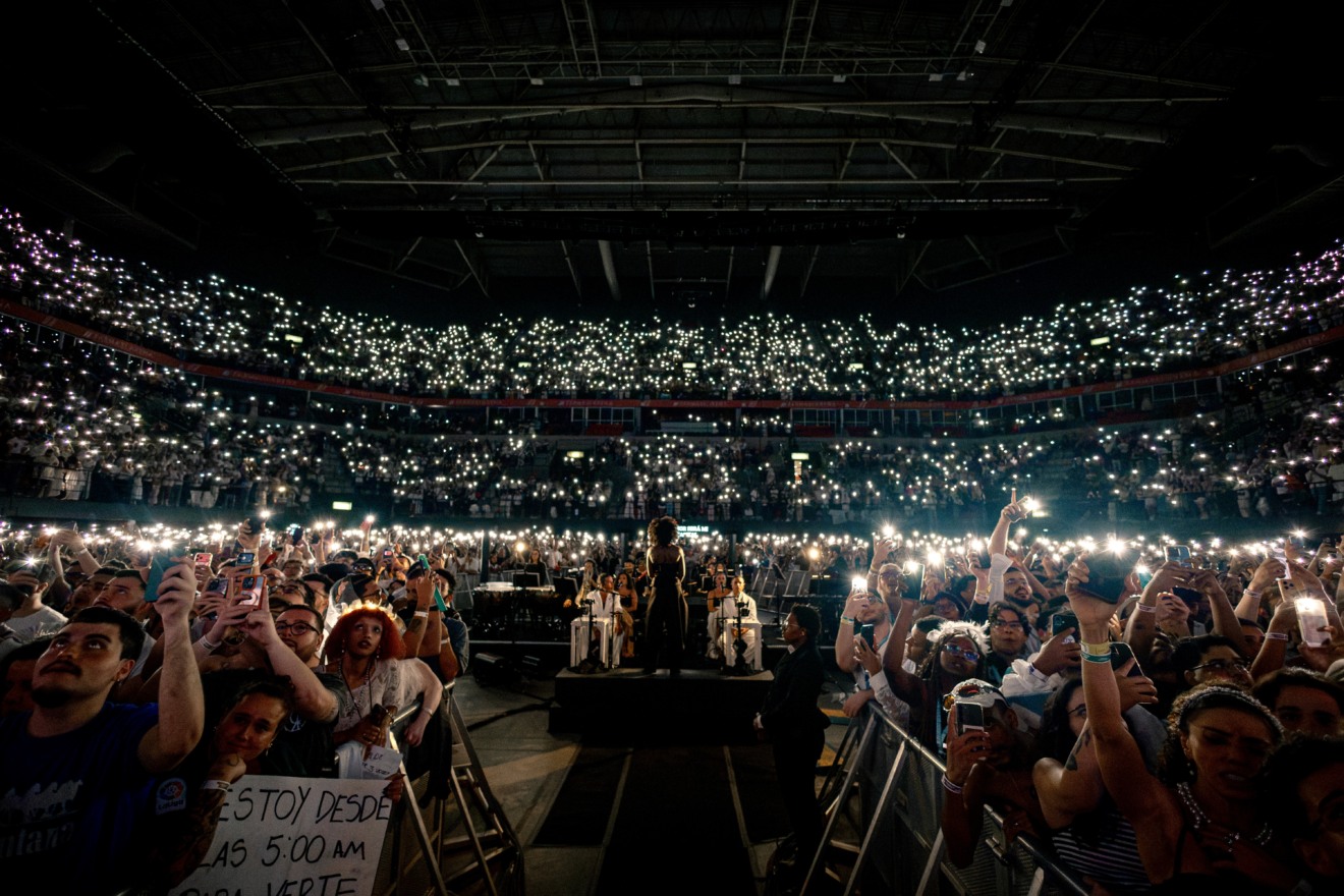 Rosalía entrega espetáculo cênico irretocável no Rio de Janeiro Rosalía entrega espetáculo cênico irretocável no Rio de Janeiro