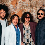 Selvagens à Procura de Lei aprofunda conceito de novo álbum com o single “Eu Não Moro Mais Aqui” Selvagens à Procura de Lei aprofunda conceito de novo álbum com o single “Eu Não Moro Mais Aqui”