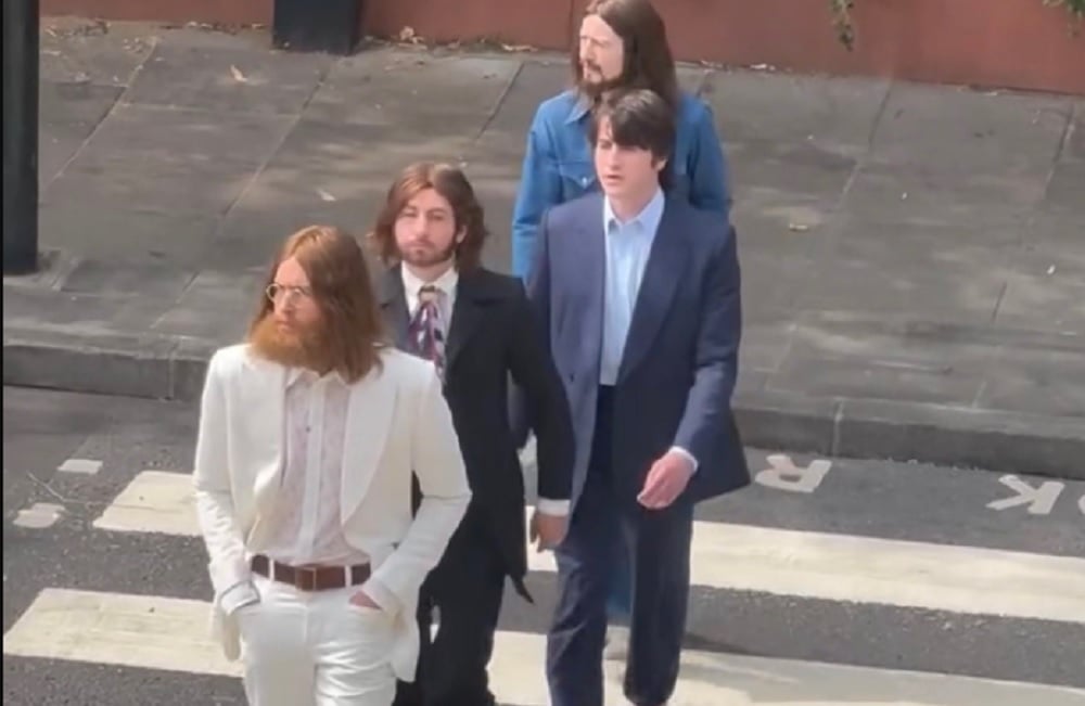The Beatles: Elenco grava cena histórica da capa do álbum 