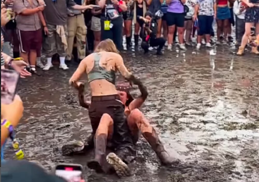 Lésbicas viralizam com briga de lama em pleno Lollapalooza Chicago
