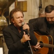 Glen Hansard recebe homenagens de Eddie Vedder, Bono e outros artistas em seu funeral; veja