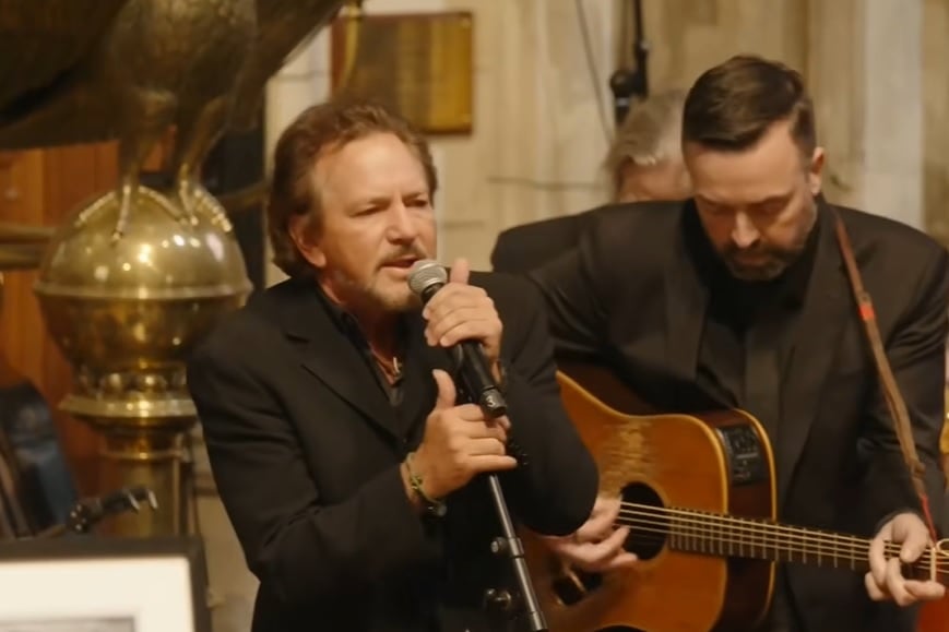 Glen Hansard recebe homenagens de Eddie Vedder, Bono e outros artistas em seu funeral; veja