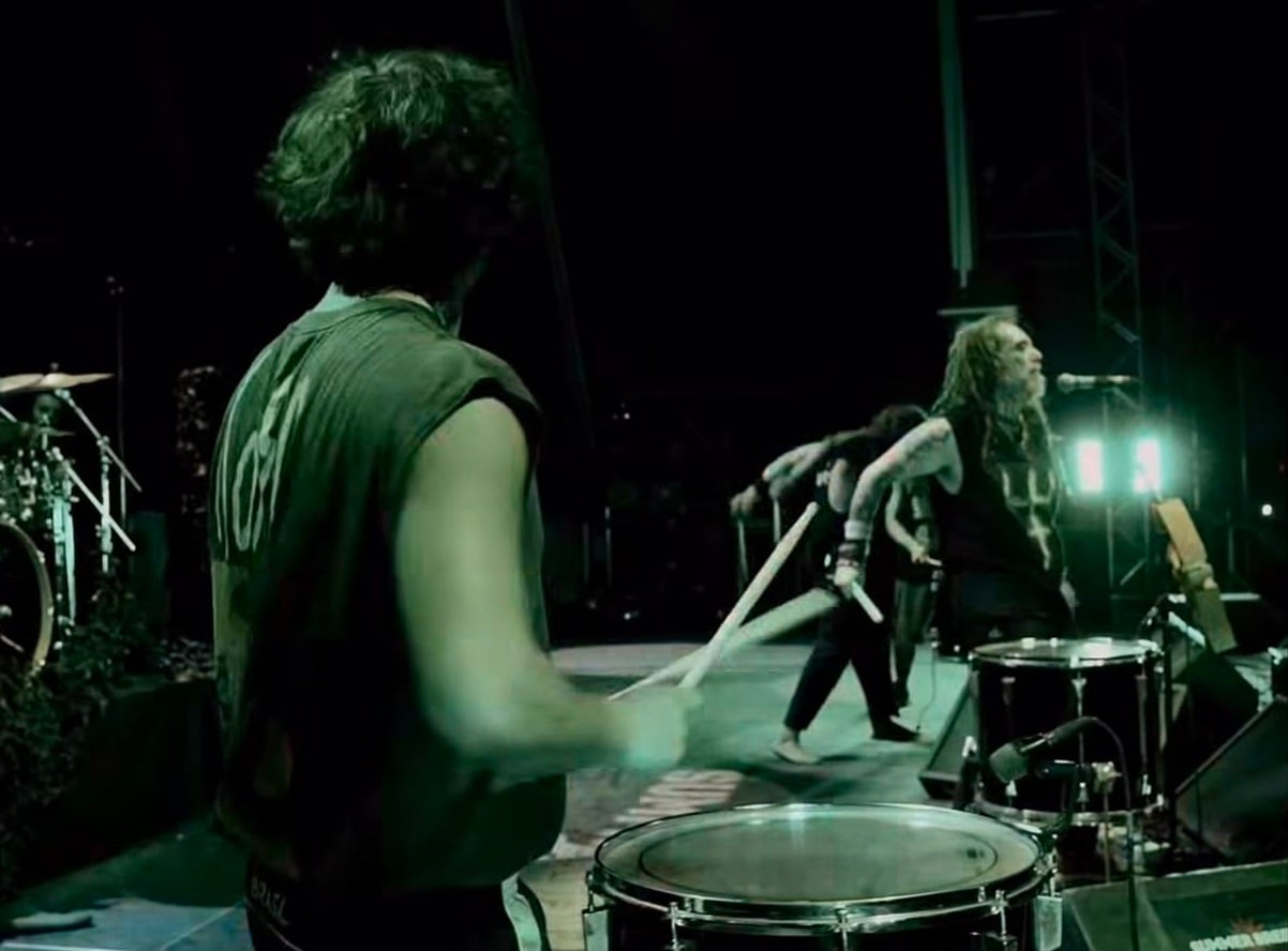 Luigi Paraventi toca com o Soulfly durante o Summer Breeze
