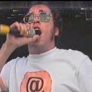 Brasileira sobe centenas de horas de vídeos do Rock In Rio e MTV no YouTube Brasileira sobe centenas de horas de vídeos do Rock In Rio e MTV no YouTube