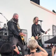 Membros do Green Day, blink-182 e Rancid se unem a CJ Ramone para comemorar os 50 anos do disco de estreia dos Ramones