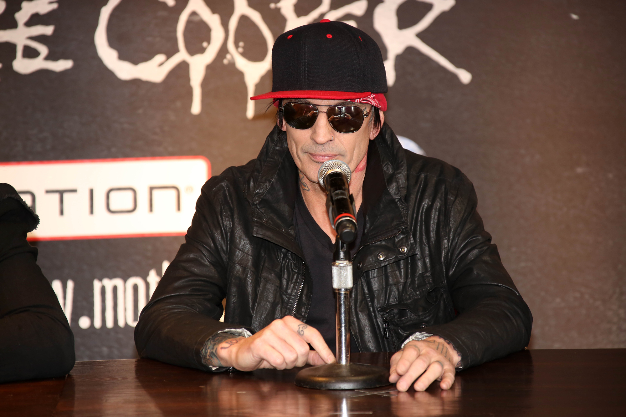Tommy Lee em anúncio de reunião do Motley Crue