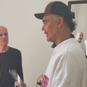 Bastidores de ensaio fotográfico histórico de Ney Matogrosso com David LaChapelle