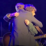 Brandon Flowers chama filho ao palco para cantar clássico do Oasis