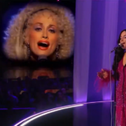 Kacey Musgraves cantando clássico de Dolly Parton eternizado por Whitney Houston