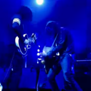 Jack White e Nick Valensi unem forças em jam para lá de roqueira