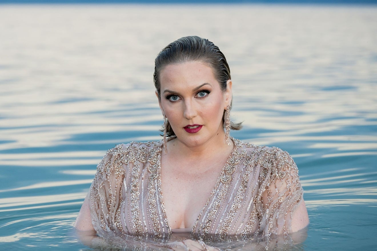 Julie Neff mergulha no amor e na incerteza em clipe gravado na Croácia