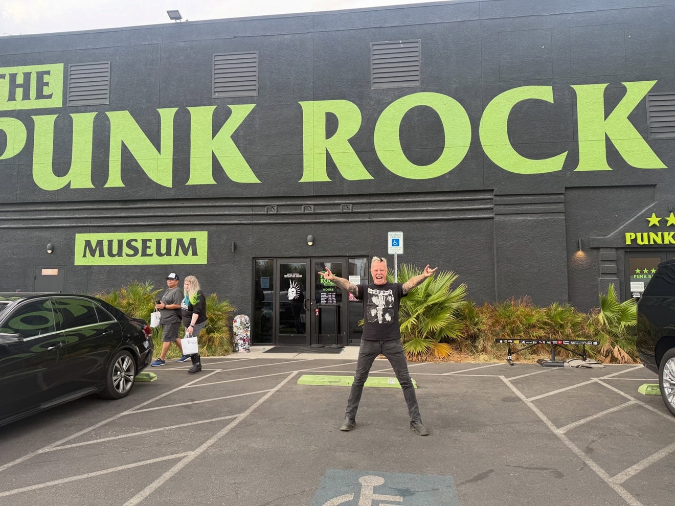 Rei do Metal, James Hetfield celebra visita ao Punk Rock Museum