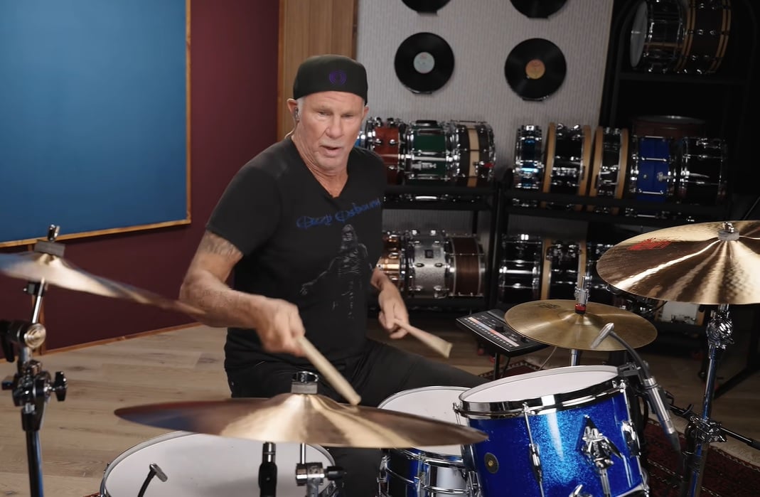 Vídeo: veja Chad Smith detonando clássico do Black Sabbath na bateria