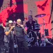 Eddie Vedder canta clássico do Punk Rock ao lado do Bad Religion - assista