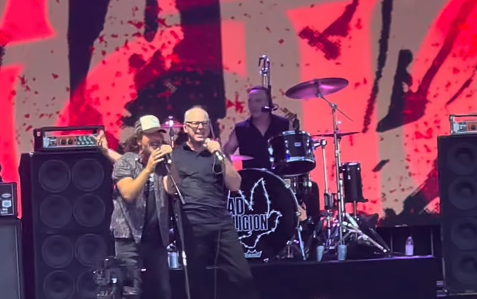 Eddie Vedder canta clássico do Punk Rock ao lado do Bad Religion – assista