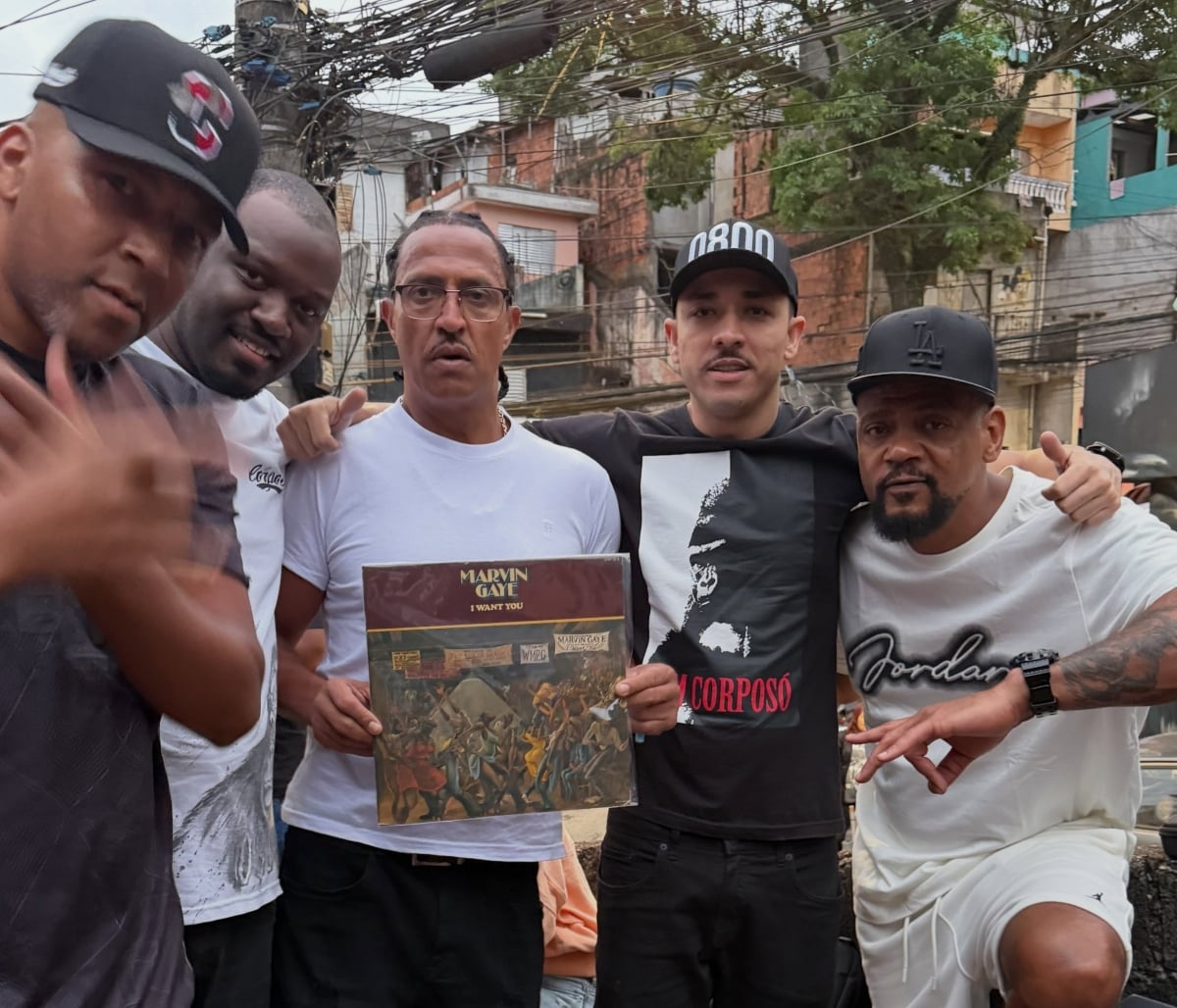 Mano Brown se emociona ao ganhar vinil raro de Marvin Gaye