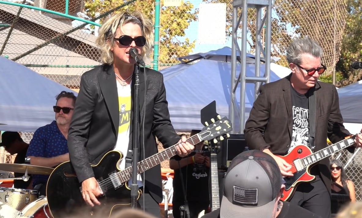 Aos 94 anos, mãe de Billie Joe Armstrong prestigia o filho em show do The Coverups