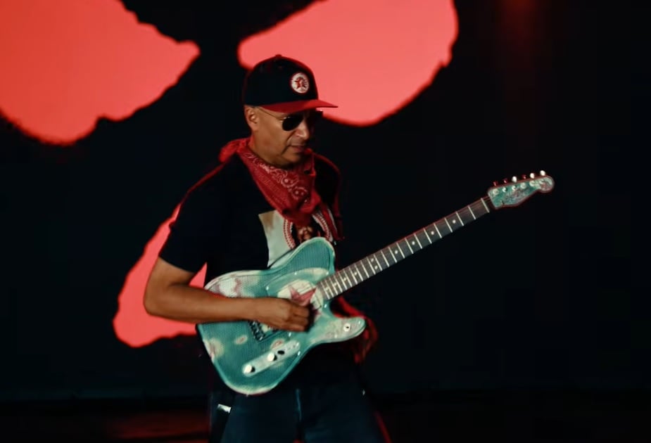 Tom Morello lança novo disco solo e apresenta colaboração potente com o trio KNEECAP