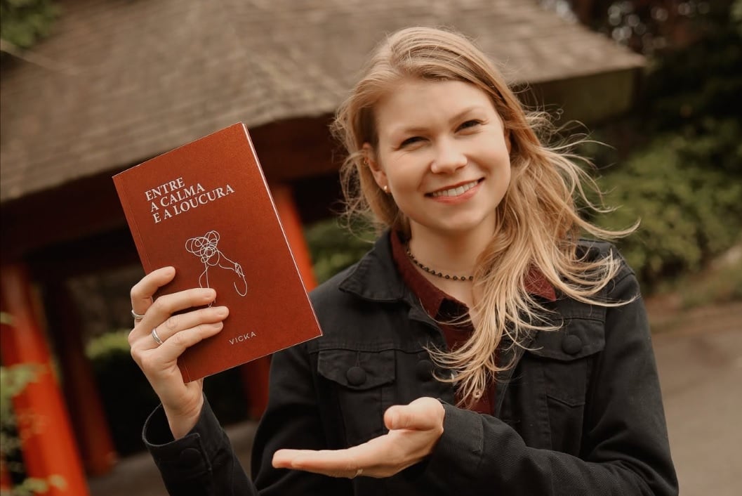 Vicka amplia o universo do disco “Entre a Calma e a Loucura” para a literatura e fala ao TMDQA! sobre o desafio de narrar a própria história